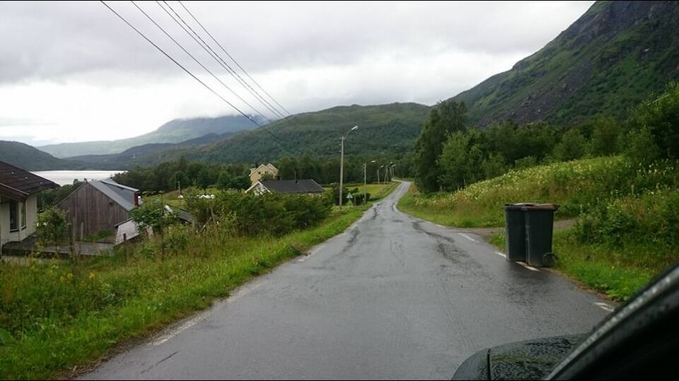 Her har de elendig nett og mobildekning, ifølge NSR. Vassdalen i sommerregn, med utsikt vestover fra presidenten Vibeke Larsens avkjøring.
 Foto: Steinar Solaas