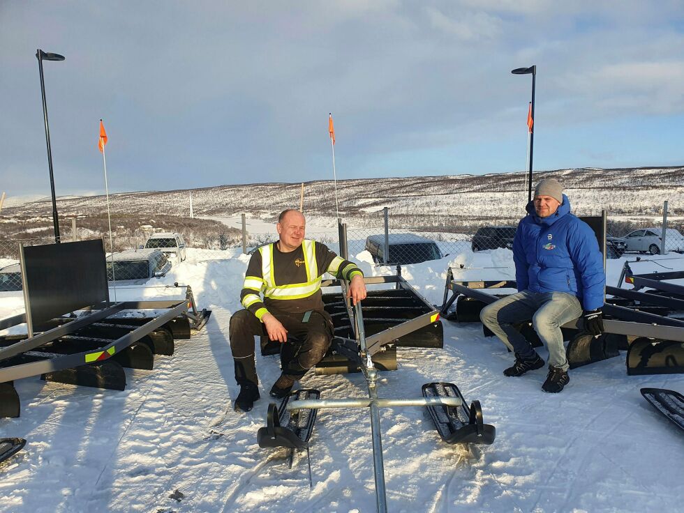 Leder Ståle Henriksen (til venstre) og styremedlem Rune Larsen i Tana ATV- og skuterforening/Deanu ATV- ja skohtersearvi er kjempefornøyde med at løypesloddene nå er ferdig etter adskillige timers dugnadsarbeid. 
– Dette dreier seg om å legge til rette for fine løyper og bolyst, sier de.
 Foto: Tom Hardy