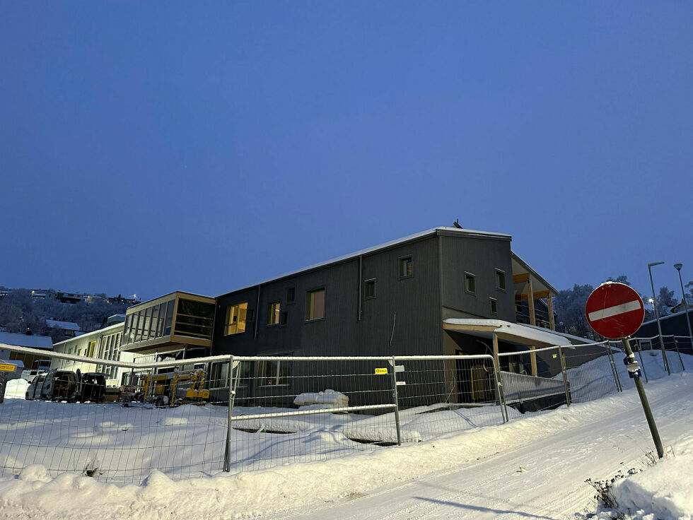 Arbeidet i Kirkenes barnehage er stoppa opp etter konkursen til Tecto AS, og det er uvisst når den ferdigstilles. Opprinnelig skulle den være ferdig til årsskiftet.
 Foto: Hallgeir Henriksen
