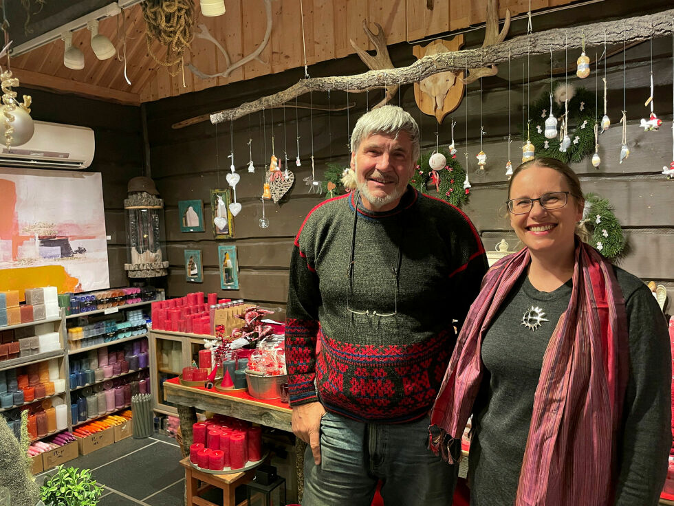 Andreas Lautz og Ragnhild Rajala Lautz er omringet av nisser og annen julestas.
Foto: Birgitte Wisur Olsen