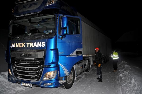 Trailer stengte vei