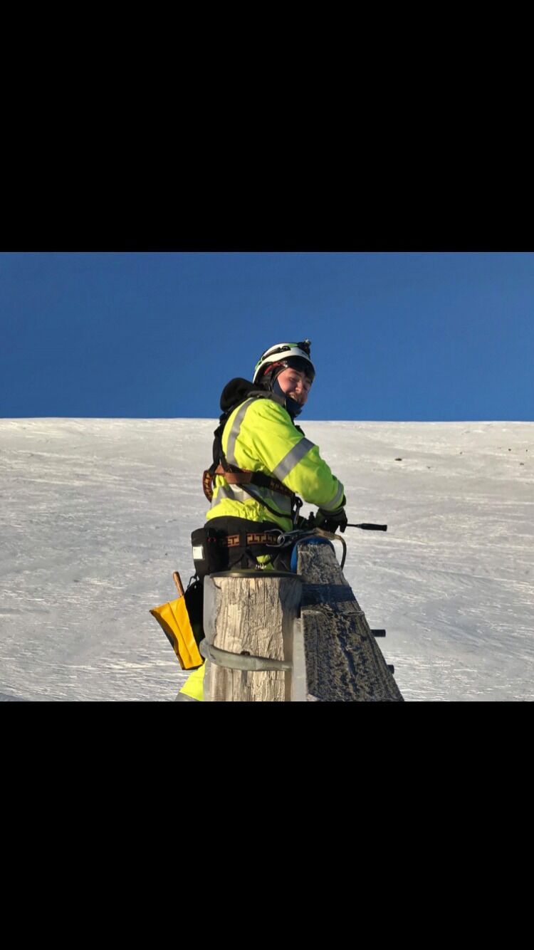 Her byttes isolator og nåler ut.