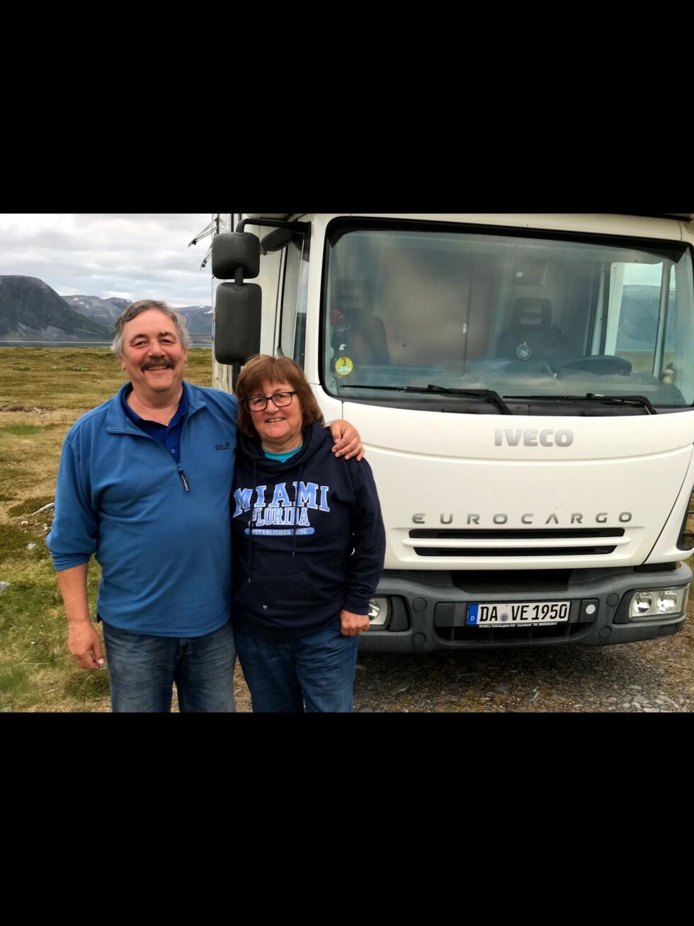 Norgesvennene Elke og Volker Schell foran bobilen. Her besøker de Veidnesklubben i Laksefjord.
 Foto: Helge Ovanger