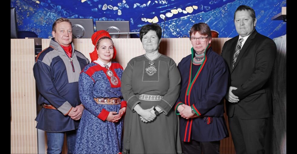 Her er plenumsledelsen som ble valgt 11. oktober 2017, tre fra NSR, en fra Ap og en fra Nordkalottfolket. Nå er kun de tre fra NSR igjen, men 1. juni er flokken etter alle solemerker fulltallig igjen. Fra venstre Tor Gunnar Nystad (NSR), Aili Guttorm (NSR), Elisabeth Erke (da Ap), Bjørn Thomas Åhrén (NSR) og Tor H. Mikkola (NK).
Foto: Kenneth Hætta/Sametinget, fargejustering av Ságat