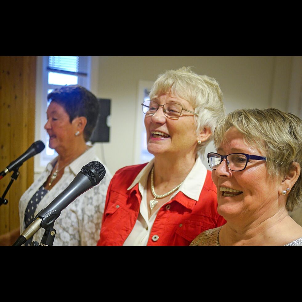 Damene til Dønning førte an i allsangen. Fra høyre Herdis Uttakleiv, Wenche Andersen og Sonja Riise.
 Foto: Geir Johansen