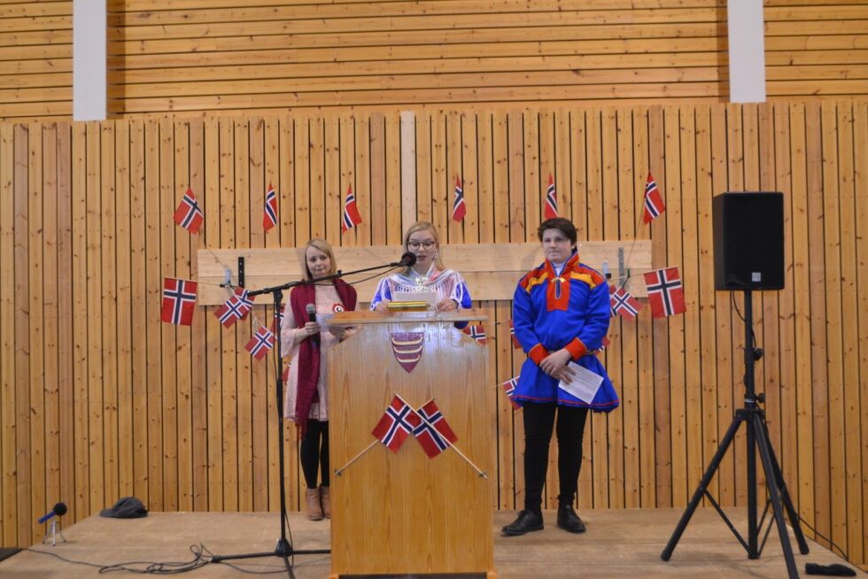 De holdt tale for dagen. Fra venstre: Jaana Länsman Eriksen som snakket finsk, Ayla Iselin Hætta Isaksen snakket på samisk, og Filipp Riel Saua tok seg av den norske biten, og han hadde også skrevet talen.
 Foto: Tom Hardy