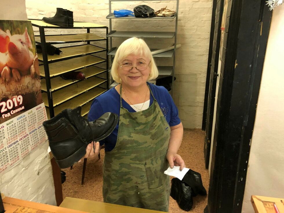 Jekatarina Alekseevha driver sammen med mannen et skomakerverksted i Nikel, og hun kan fortelle om flere norske kunder som får reparert sine sko til en for oss latterlig lav pris.
