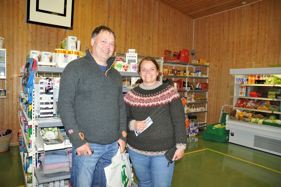 Veronika og Bjørn Harald Aune fra Hærland i Østfold, sier at de finner alt de trenger på Veidnes bygdehandel til sitt ferieopphold i deres paradis, Kjæs. Også mange andre ferierende i Kjæs i Porsanger, bruker Veidnes bygdehandel i nabokommunen som nærbutikk. Alle foto: Hanne Klemetsen