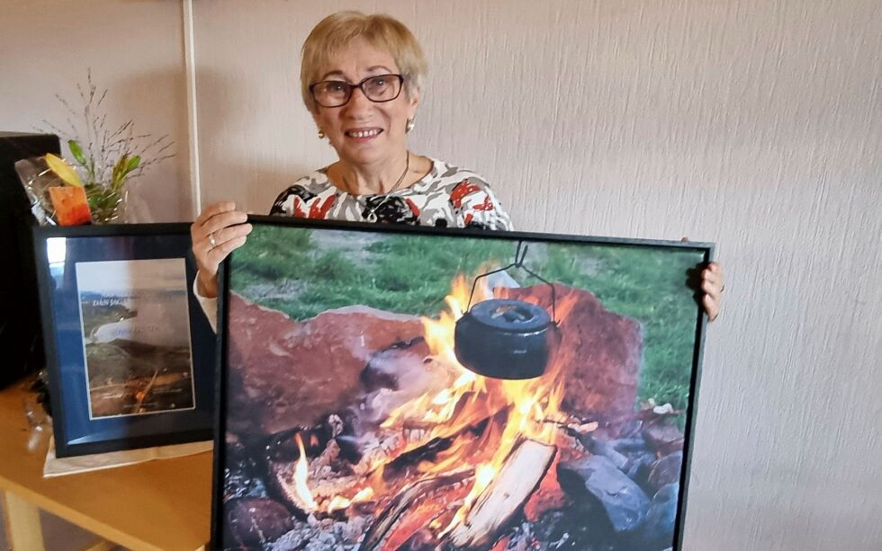 Det var en glad og rørt Jenny Eriksen som kunne motta prisen som årets pensjonist i Nesseby – med diplom, bilde og blomster.
ALLE FOTO: Torbjørn ITTELIN
