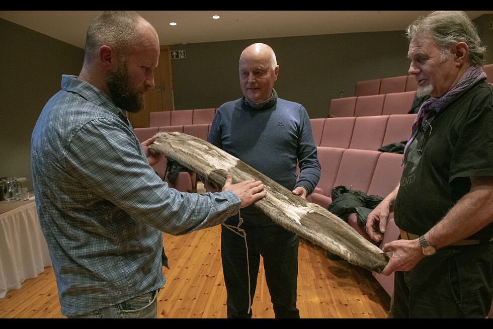 Dag Inge Brekke og Kjell Bengtson viser fellski .	

			(Alle foto: Aina Bye)