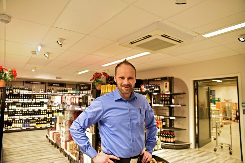 1. mai pakker Peter Anders Haastrup Kromann snippesekken og flytter over fjellet for å ta over som butikksjef ved vinmonopolet i Alta.
 Foto: Bjørn Arne Johansen