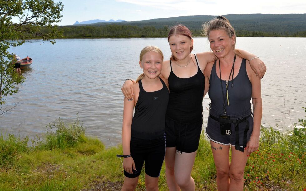 Nykommeren på friluftsskolen i Snubba, Tuva Ravn Korneliussen (10, blir 11), veteranen Isabell Røtnes (13) og Cathrine Heimly-Fankki, som er den snille utgaven av fenriken i Kompani Lauritzen. Journalisten snek inn litt språkundervisning, da de ble bedt om å si «ost» på engelsk.
 Foto: Steinar Solaas