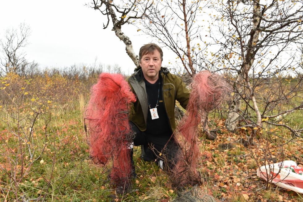 Tirsdag kveld oppdaget naturoppsyn Trond Eriksen i Lebesby kommune forsøk på tjuvfisking med tre ulovlige garn i Kjæsvann. I det ene var det bare skjeletter og råtten fisk igjen, mens de to andre mest sannsynligvis var satt samme dag og hadde lite fisk.
 Foto: Bjørn Arne Johansen