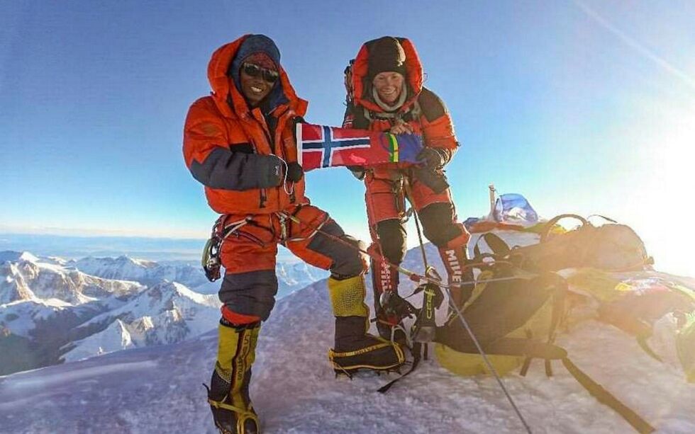 Her er Kristin Harila på fjellet Kanchenjunga i Nepal, sammen med en av de to sherpaene som nådde toppen sammen med henne.
Foto: 8Expeditions