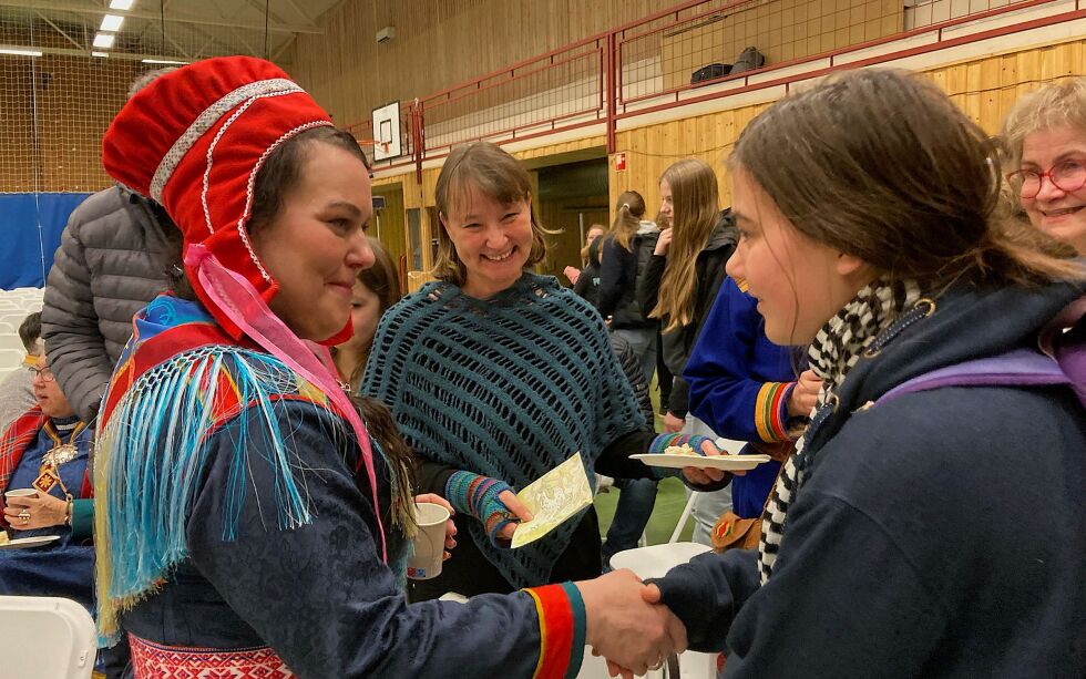 Sametingspresident Silje Karine Muotka hilser på Elise Overelv, som hadde laget et kort til henne. I midten står Elises mor, Kari Nilsen Overelv, som hadde laget et keramikksmykke som presidenten fikk.
 Foto: Edith Båhl