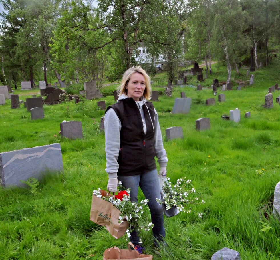 Butikksjef Gry Anita Åsheim på Antons hagesenter forteller at stadig flere velger å kjøpe stell og planting ved gravstedene.
 Foto: Hallgeir Henriksen
