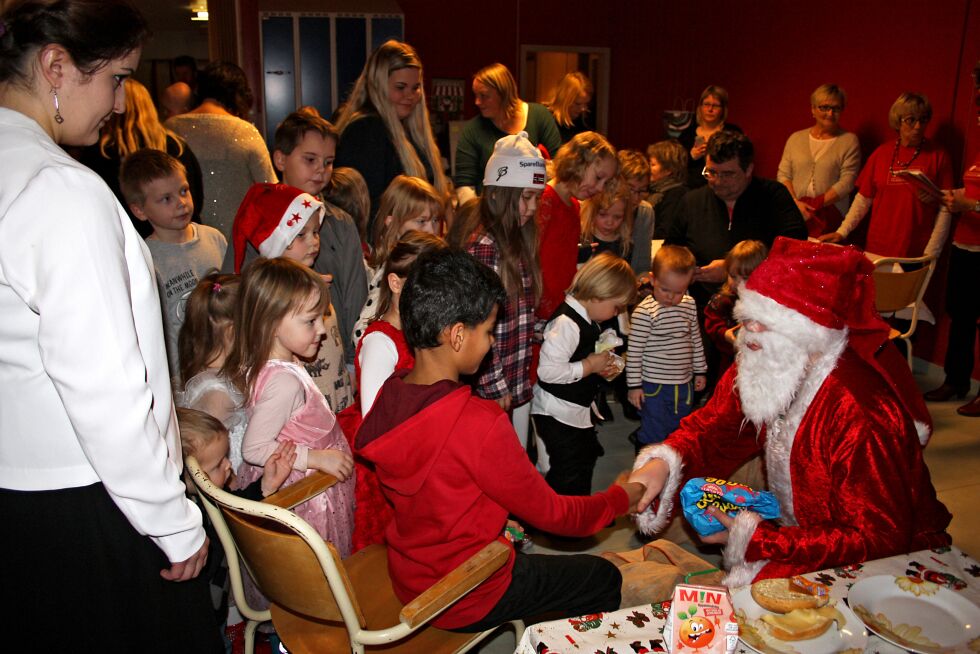 Denne gangen var det to unge nisser som besøkte juletrefesten i Nyborg, noe som var spennende for de små.
 Foto: Privat