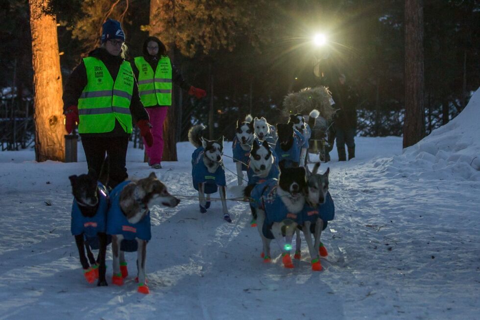I TET: Petter Jahnsen kom inn til Karasjok som første kjører like over klokka 05 fredag morgen.
 Foto: Steinar Vik