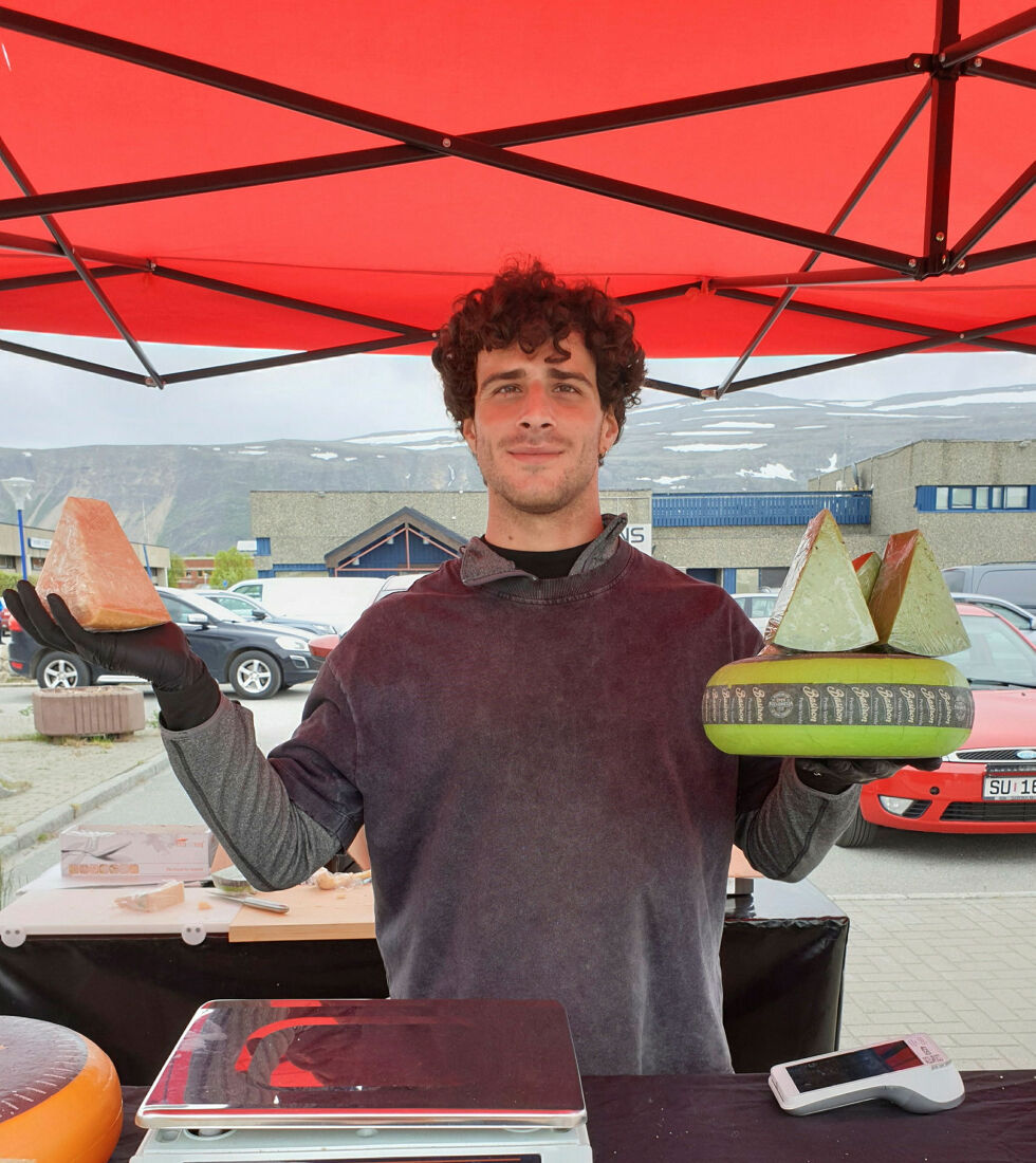 Matteo Balestri selger ost fra Italia og Nederland. Her viser han frem pesto- og pastaost.
 Foto: Asfrid Karlsen