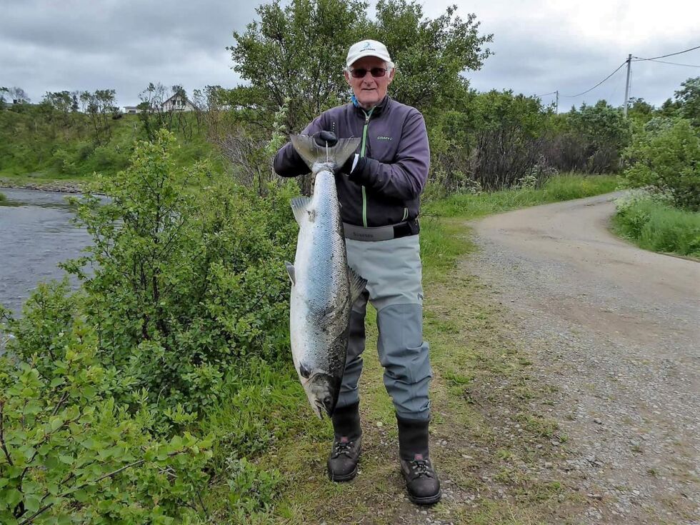 Øystein Nilsen fra Vestre Jakobselv fikk denne laksen på 11,7 kilo for et par uker tilbake, og kan bidra til at det igjen blir et rekordår i Jakobselva.
 Foto: Odd Lehto
