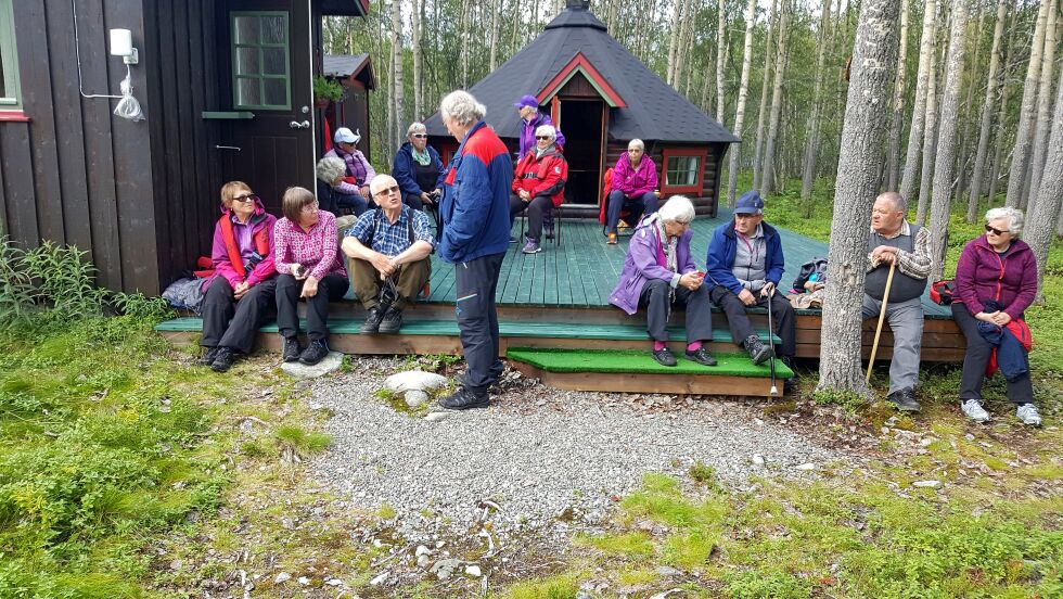 Her koser neidenpensjonistene seg ved Hoels hytte ved Harefoss.
 Foto: Kåre Våga