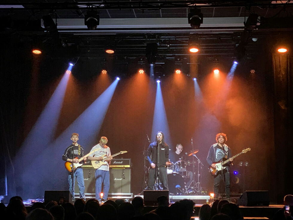 Ungdommene som deltok på UKMs fylkesfestival skapte liv og røre på scenen denne lørdagen.
 Foto: Emil Olai Danielsen