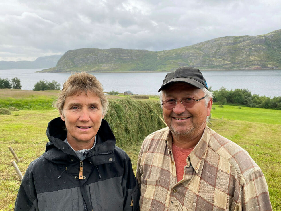 Siv og Trond Arild synes det er godt å ha fått brakt jorda tilbake slik den var da det var drift på den. – Ikke minst er det tilfredsstillende at vi har vunnet kampen mot hundekjeksen.
 Foto: Hallgeir Henriksen