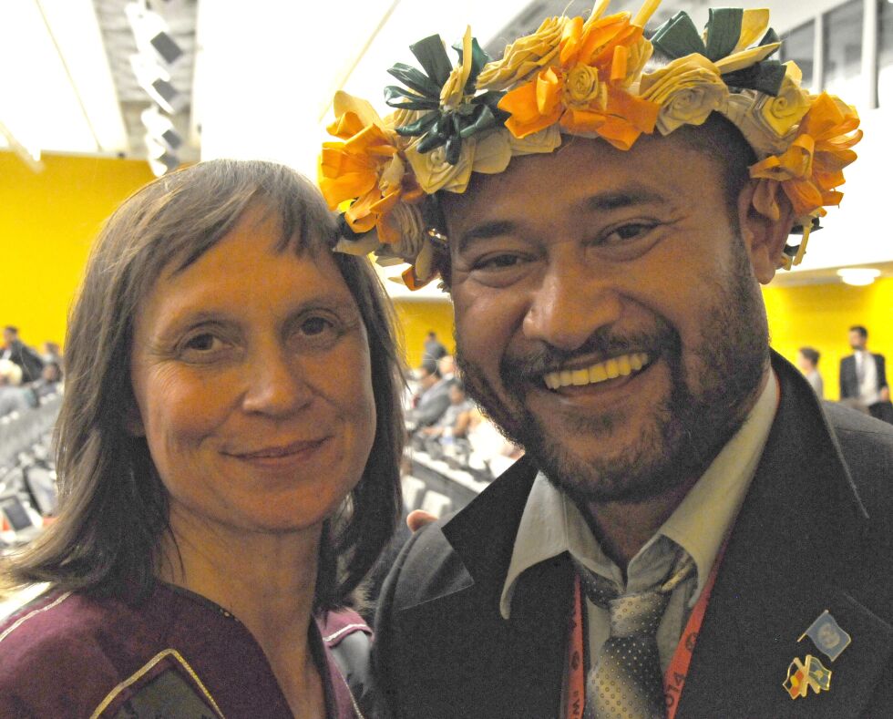 Høgskolelektor Liv Inger Somby har journaliststudenter fra mange land. Her er hun selv på jobb i FN i New York, foreviget sammen med Tokalaus store sønn, Mikaele Maiava som nå bor i Apia, Samoa.
 Foto: Stein Torger Svala