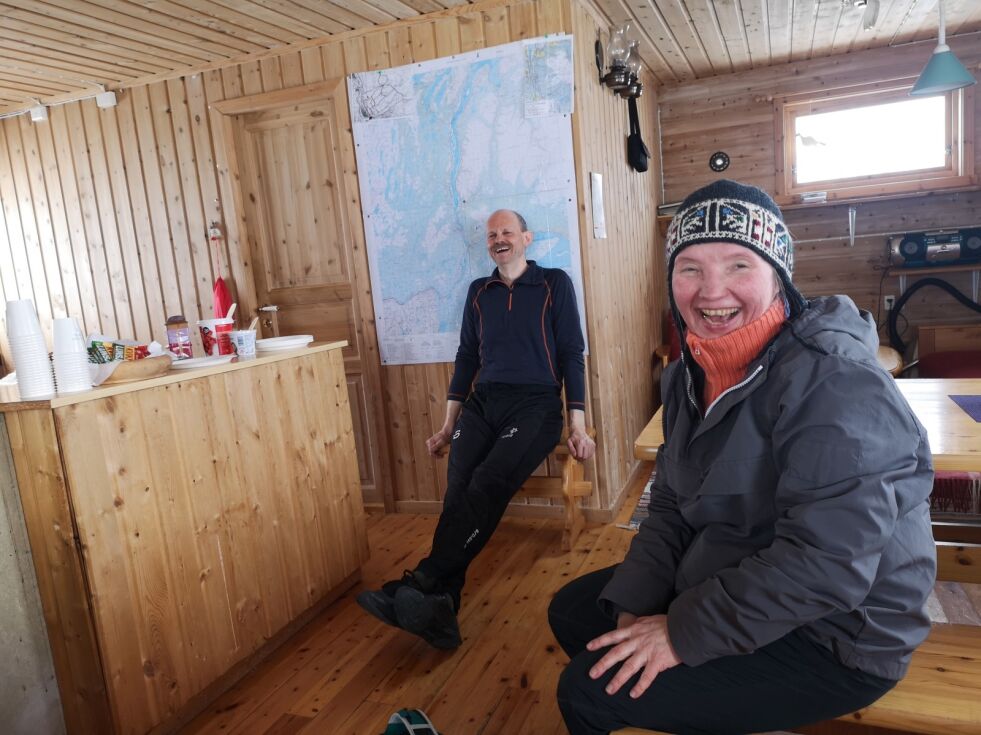 FIN TUR: Siri Broch Johansen var en av de mellom 20 og 30 som hadde funnet veien til Røde Kors-hytta på Seidafjellet tirsdag. Her i munter passiar med kioskvakt og løypekjører Bjørn Munkebye.
 Foto: Erik Brenli