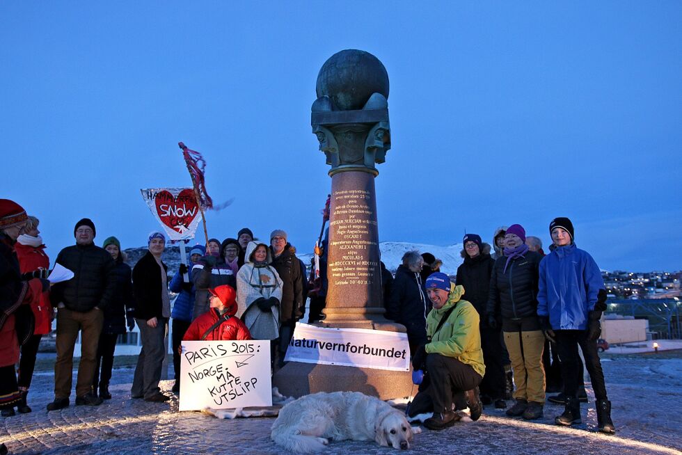 Oarje-Finnmárkku luonddugáhttenlihttu/Vest-Finnmark naturvernforbund holdt markering for klimaet ved Meridianstøtten i Hammerfest i helga. 54 personer møtte for å vise sin støtte.
 Foto: Privat