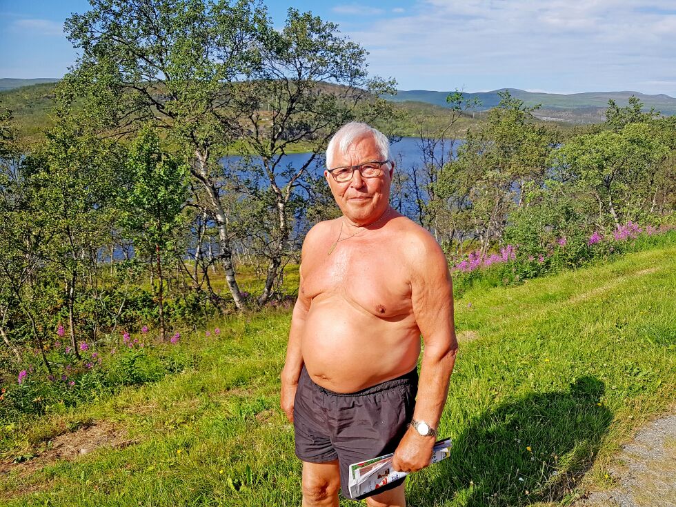 – Sommeren 1960 var det varmt hele sommeren. Dette ligner noe selv om forsommeren har vært kaldere, sier Asbjørn Dalsbø fra Smalfjordvann i Tana. Han storkoser seg i varmen.
 Foto: Tom Hardy