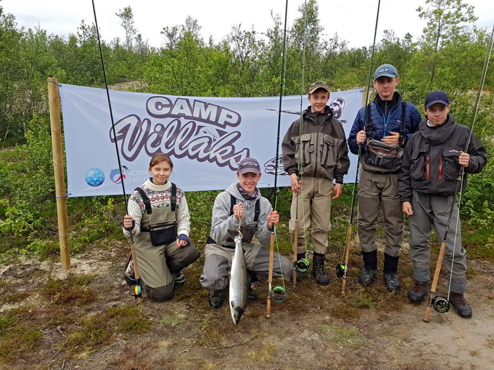 Fra venstre: Ingrid Raudsepp, Lasse Trones (som fikk campens eneste laks), Peder Trones, Jakob Brenningen Bjørklund, Richard Loen. Maiken Arnesen og Thea Johansen var ikke med på gruppebildet.
 Foto: Privat