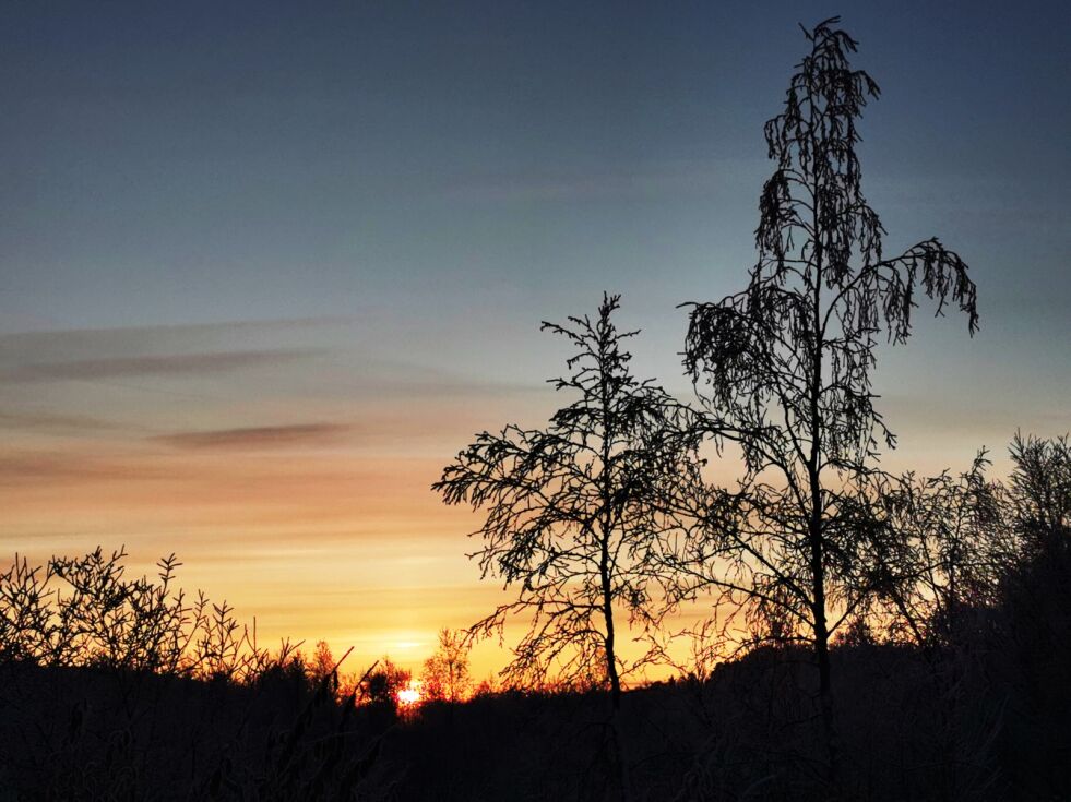 Solen tar kveld tidlig på ettermiddagen, onsdag 30. oktober.
 Foto: June  Helén Bjørnback