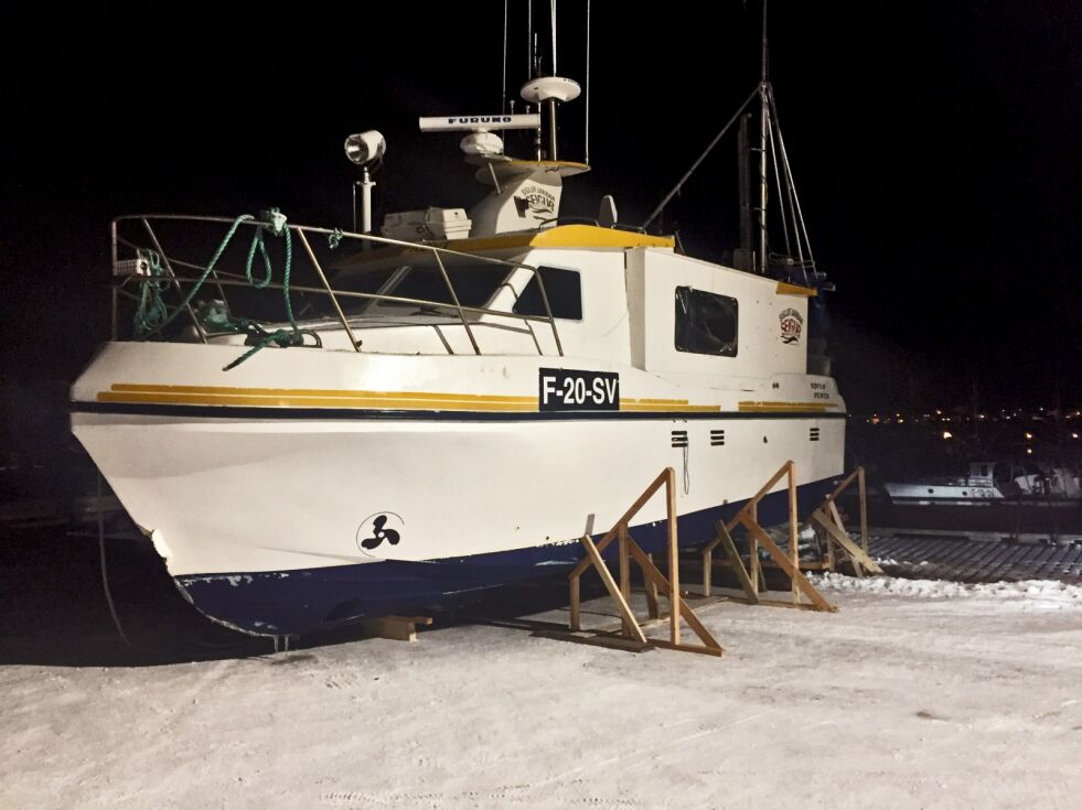 Fiskebåten Sjøsprøyt kom seg til kai for egen maskin etter grunnstøting et sted sør i Varangerfjorden. Der ble den løftet opp på kaia av en kraftig kran.
 Foto: Privat