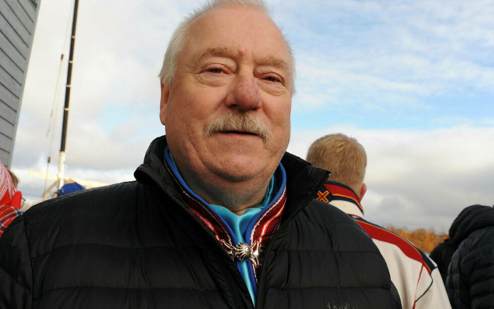 Ordfører Hans Isak Olsen (Dálon) i Kautokeino har blitt kritisert for å være tafatt i konflikten mellom kommunedirektør Kent Valio og ordførerens sønn, Vegard Olsen (Dálon). Høyre og Venstre har trukket seg fra samarbeidet, og sistnevnte krever at ordføreren rydder opp. Men ordføreren har verken myndighet til å etterforske en sak, eller be sin voksne sønn endre adferd i det offentlige rom, ifølge Statsforvalteren.
 Foto: Rita Heitmann