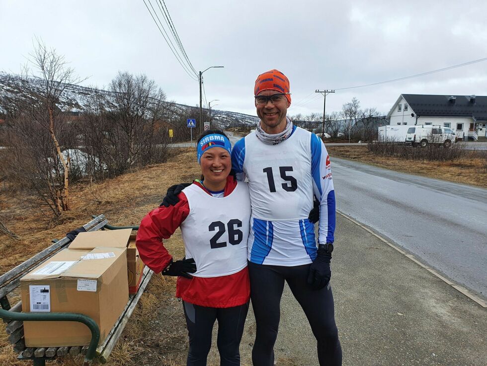 Som Hee Muosat (til venstre) fra Bonakas var rørt og glad over å ha fullført 4,3 kilometer sammen med mange andre joggere lørdag formiddag. Her sammen med Per Torleiv Ravna fra Seida som viste god form og  fullførte 10 kilometer på under førti minutter.
 Foto: Tom Hardy