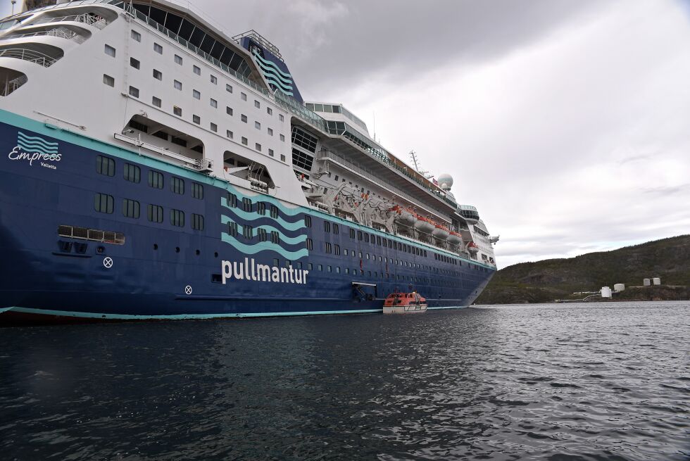 Cruiseskipet MS Empress gjennomførte i fjor to vellykkede snuoperasjoner i Hamnbukt, tross begrenset infrastruktur. Får kommunen nå på plass en foldekai av typen SeaWalk vil det imidlertid gjøre slike operasjoner langt enklere og vanligere.
 Foto: Sigurd Schanke