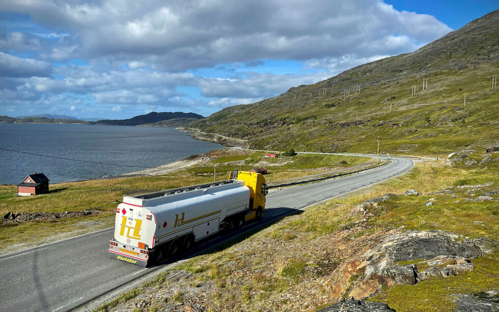 Riksvei 94 er den eneste innfartsveien til Hammerfest og riksveien er en sentral del av kommunikasjonstilbudet i Hammerfest og Kvalsund. Sykehuset i Hammerfest betjener store deler av befolkningen i Vest-Finnmark.
 Foto: Knut Haarvik, statens vegvesen