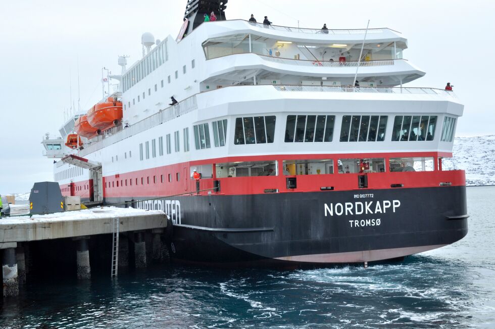 Fullbooket legger hurtigruteskipet «Nordkapp» fra kai i Havøysund med Nordkapp som et av turens absolutte høydepunkt.
 Foto: Ronald Andersen