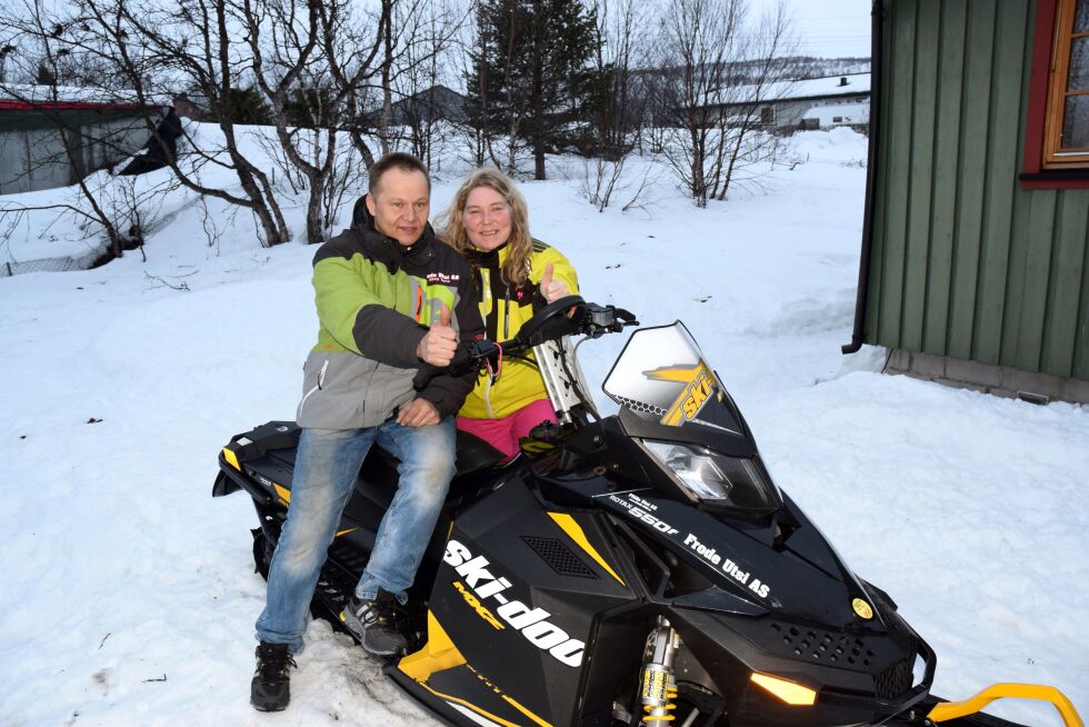 – Det er flott med skuterløyper til bebyggelsen i Tana bru, selv om vi ikke kan benytte det, sier Ståle Utsi Pettersen (til venstre) og Liv Berg fra Tana bru.
 Foto: Tom Hardy