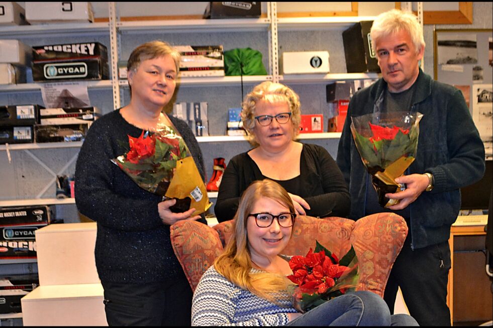 Nylig overrakte biblioteket i Tana julestjerner som takk for innsatsen, til de som leser og spiller for eldre og unge. Fra venstre leseombud Eli Søderstrøm Johansen, biblioteksjef Ragnhild Måsø ved Tana bibliotek, trubadur Gisle Pettersen og eventyrleser Regine Berg i godstolen som noen har donert som eventyrstol.
 Foto: Tom Hardy