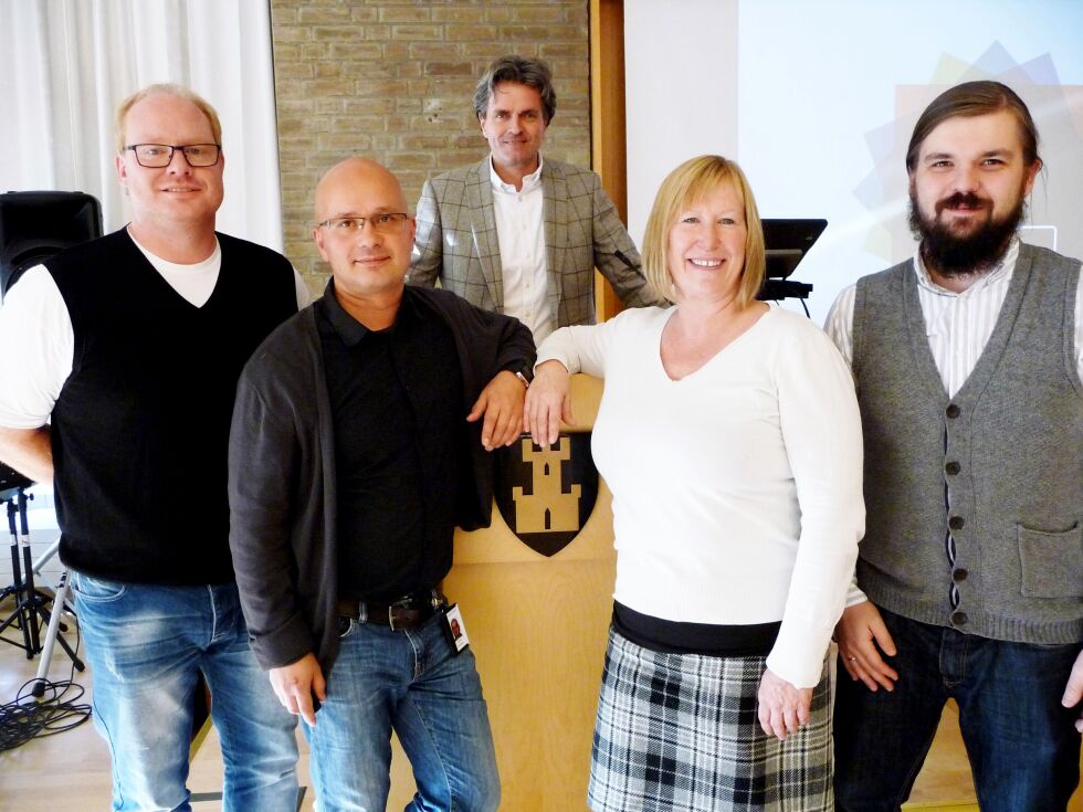 Her er fire av de som utgjør fylkesrådmann Øystein Ruuds (bakerst) stab. Fra venstre Ol Håkon Haraldsen, Charles Petterson, Heidi Brandt og Ole Stian Søyseth.
 Foto: Bjørn Hildonen