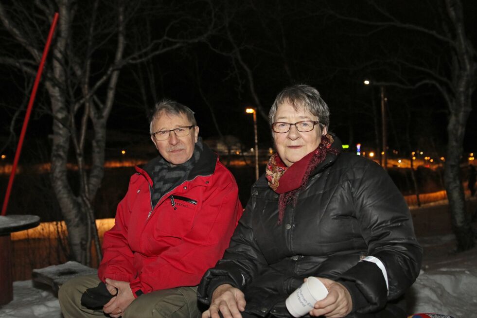 Paul Nordkyn og Anne Flaatten i Kirkeneslokallag av Human-Etisk forbund inviterte til hygge rundt bålet, en åpen markering for alle. Nå går vi endelig mot lysere tider.
 Foto: Silje L Kvammen