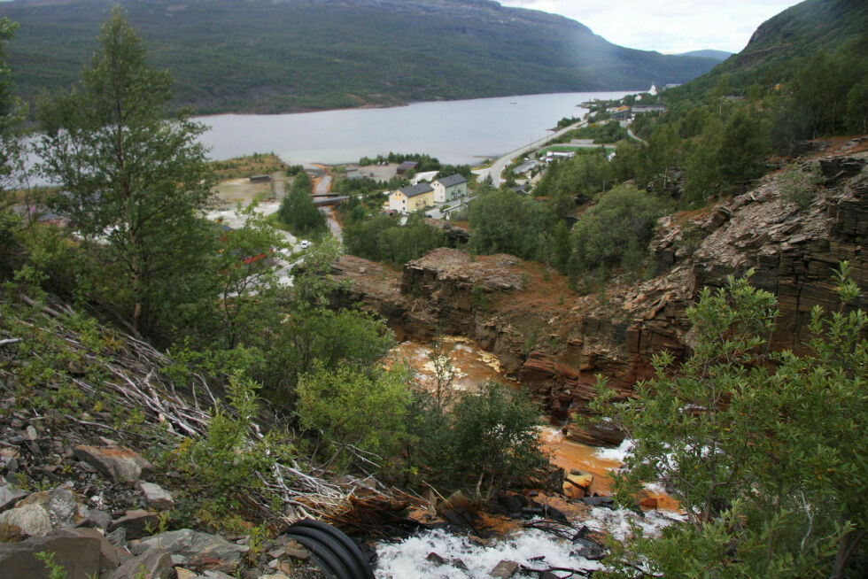 Sulitjelma har hatt ei av Noregs største koppargruver, med drift i rundt 100 år. Vi ser at vatnet enno er forureina pga. avrenning frå gruvegongar. Avgangsmasse er fyllt i vatnet i bakgrunnen. No har eit lokalt selskap søkt om å få starte opp, utan reinsking og med dumping i vatnet, skriver Svein Lund.
 Foto: Svein Lund