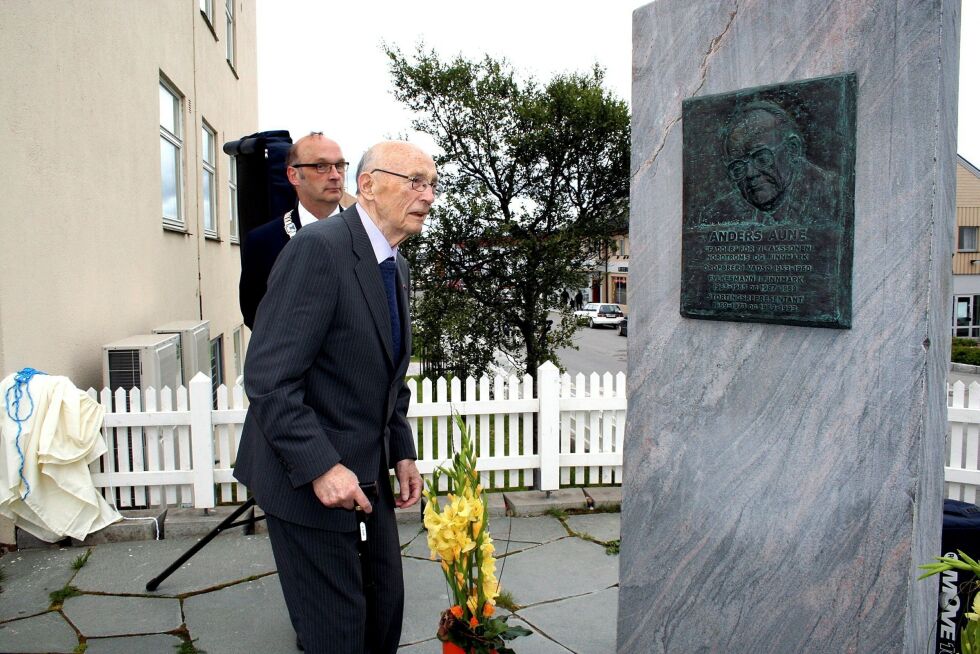 Nord-Nor­ge tren­ger slike po­li­ti­ke­re som Anders Aune, me­ner Arild Sand­voll. Her er Aune for­evi­get i au­gust 2008 ved av­du­king av Aune-mo­nu­men­tet i Vad­sø.
 Foto: Henriette Baumann