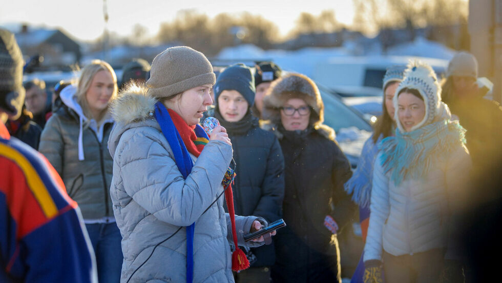 Elise Embla Scheele var en av dem som hold en appell under demonstrasjonen utenfor rådhuset i Porsanger.
 Foto: Cecilie Bergan Stuedal