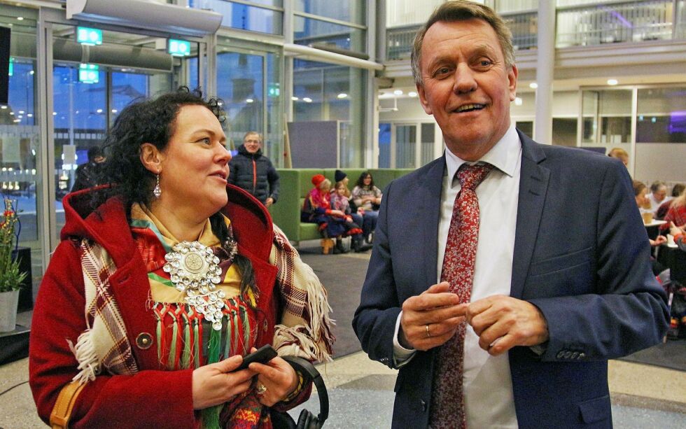Det er same­tings­råd Sil­je Ka­ri­ne Mu­ot­ka (NSR) som har an­svar­et for sam­ar­beids­av­ta­ler fra Same­ting­ets side. Her i sam­ta­le med Tromsø-ord­fø­rer Gun­nar Wil­helm­sen (Ap).
 Foto: Tromsø kommune