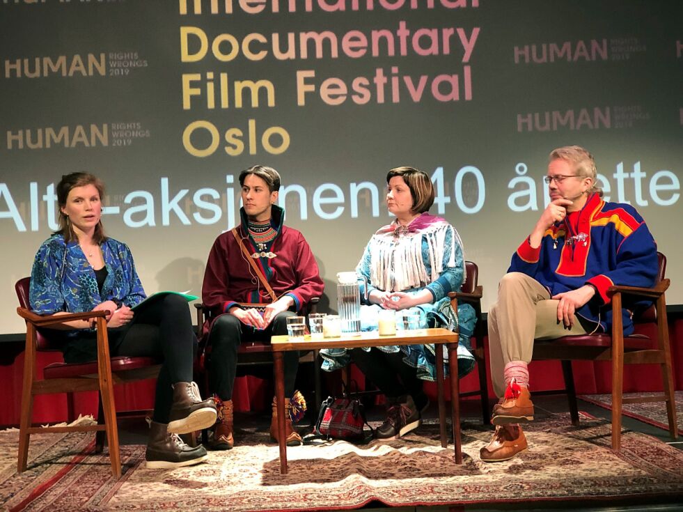 Panelet besto av Inga Marie Nymo Riseth (ordstyrer), Ole-Henrik Lifjell, leder av Sametingets ungdomspolitiske utvalg, sametingspresident Aili Keskitalo og Øyvind Ravna, professor i juss ved UiT.
 Foto: Hannah Persen