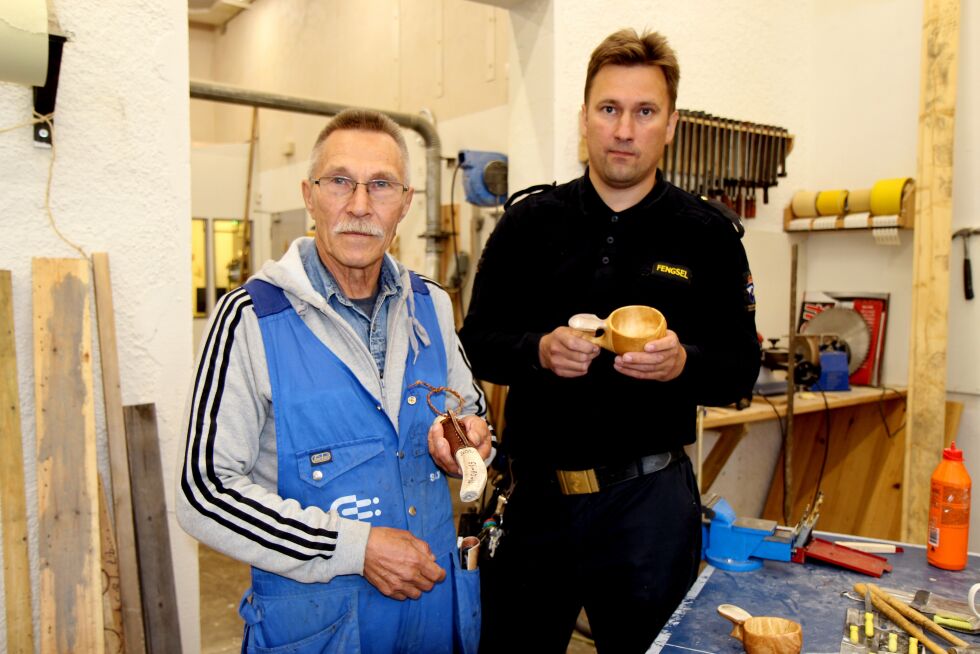 Kurslærer Per Andersen (til venstre) og verksbetjent Dag Henninen i Vadsø fengsel forteller om svært populært duodjikurs for innsatte ved fengselet.
 Foto: Torbjørn Ittelin