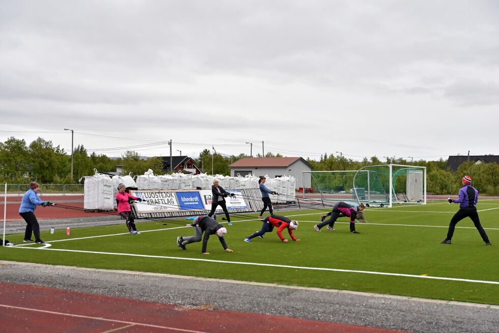 Etterfylt: Folk synes det er kjempebra at kunstgressbanen snart blir etterfylt. I bakgrunnen står det 15 sekkene med eco gummigranulat.
 Foto: Kristin Antonie Humstad